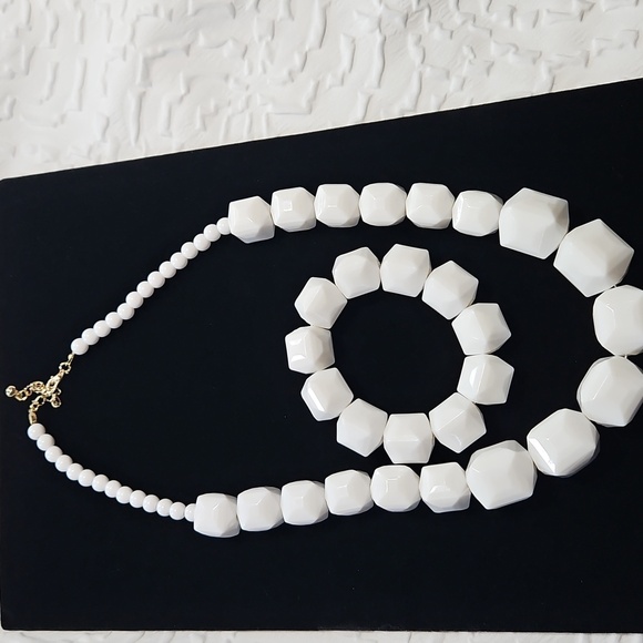 CHUNKY WHITE ACRYLIC NECKLACE & BRACLET SET 2 PIECE - Picture 5 of 8